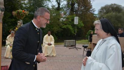 Bild: jr
Stadtpfarrer Dr. Thomas Vogl überbrachte die Glückwünsche der Pfarrei und Kirchenstiftung an Äbtissin Laetitia Fech.