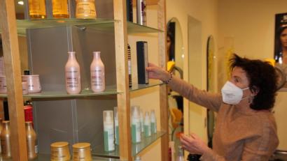 Bild: kro
Seit 42 Jahren betreibt Herta Rudhoff ihr Haarstudio in Mitterteich. Momentan ist wegen des Lockdowns ihr Laden geschlossen.