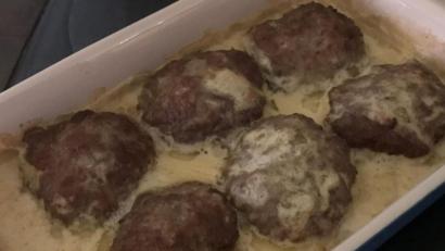 Bild: Michael Schiffer
Die Hacksteaks werden mit Roggenknäckebrot zubereitet. Zu dem Gericht passen am besten Salzkartoffeln.