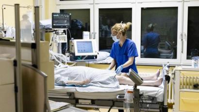 Symbolbild: Frank Molter/dpa
Intensivstationen waren im Frühjahr in etlichen Orten oft am Anschlag. Für das Klinikum Weiden gilt das in besonderem Maße. Die hohe Belastung soll den Schwestern und Pflegern nun mit Prämien zum Jahresende im Nachhinein versüßt werden.