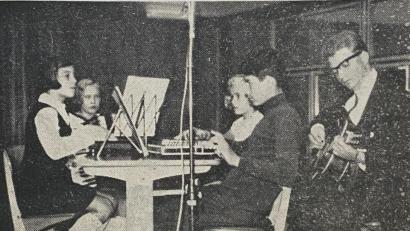 Archivbild: Georg Schmidbauer
Das Bild zeigt die Waldthurner "Fahrenbergkinder" (von links: Adelinde Magerer, Christl Meißner, Traudl Meißner, Günther Beimler) mit dem Leiter Georg Schmidbauer (Gitarre) bei ihrem gelungenen Auftritt im September 1968 in Roding.