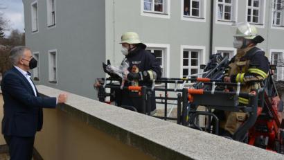 Bild: jr
Für eine besondere Überraschung zum 50. Geburtstag von Landrat Roland Grillmeier (links) sorgte der Kreisfeuerwehrverband. Kreisbrandrat Andreas Wührl (Mitte) fuhr mit Hilfe der neuen Drehleiter der Feuerwehr Tirschenreuth hinauf zum Balkon des Landratsamtes und wünschte alles Gute.