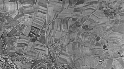 Bild: Geobasisdaten: Bayerische Vermessungsverwaltung/exb
Für die Suche nach Hinweisen auf Bombenabwürfe dient auch ein Luftbild von Tirschenreuth vom 25. März 1945. Die Experten richten ihr Augenmerk auf Bombenkrater, Flurschäden oder Störungen im Bewuchs in den Wäldern.