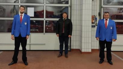 Bild: Burschenverein Mitterteich/exb
Die Mitglieder des Burschenvereins "Concordia" Mitterteich haben Vorsitzenden Alexander Hutterer (links) und Stellvertreter Matthias Kraft (rechts) in ihren Ämtern bestätigt, Bürgermeister Stefan Grillmeier gratulierte.