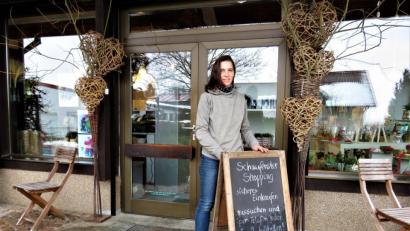 Bild: ubb
Nicole Punzmann hat eine schöne Hinweistafel geschrieben und vor dem Laden der Gärtnerei plaziert. Die Resonanz ist großartig.