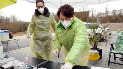 Bild: Stephan Huber
Keine Anmeldung nötig, viele Parkplätze, gute Straßenanbindung: Bis zu 150 Kunden lassen sich täglich in der Sulzbach-Rosenberger Krötensee-Apotheke auf das Coronavirus testen. Im Bild bereitet Apothekerin Katharina Holtschulte mit einer Mitarbeiterin ihr Corona-Testzentrum für den täglichen Ansturm vor.