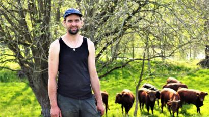 Bild: Schmidt/exb
Biolandwirt Josef Schmidt möchte mit seiner Art der Landwirtschaft seinen Teil dazu beitragen, die Umweltsünden der Menschheit mit nachhaltiger Arbeit auszumerzen.