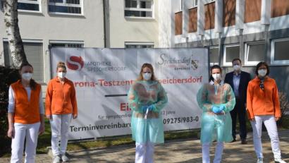 Bild: ak
Bei Apothekerin Konstanze Greim (Dritte von rechts) und ihrem Team können sich die Bürger nun kostenlos testen lassen. Bürgermeister Christian Porsch (Zweiter von rechts) dankte ihnen bei der Eröffnung des Testzentrums in der Festhalle für ihre Arbeit.