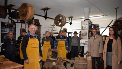 Bild: szl
Die Handwerkerscheune des Arbeitskreis historisches Handwerk im Oberpfalzverein Tirschenreuth ist nun offiziell ein externes Schaudepot des Museumsquartiers. Darüber freuen sich AK-Vorsitzender Herbert Konrad (vorne links), MQ-Leiterin Stefanie Süß und Bürgermeister Franz Stahl (von rechts).