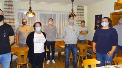 Bild: hl
v.l. Florian Hofmann, Alexandra Reger, Michaela Ernstberger, Klaus Wegmann, und v.r. Rainer Lukas, Nathalie Pinzer, Christian Lukas und Alexander Wegmann.