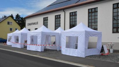 Bild: jr
Diese kleine weiße Zeltstadt ist das mobile Corona-Testzentrum des Landkreis Tirschenreuth. Auch im Oktober gibt es für Pendler aus Tschechien die Möglichkeit sich kostenlos und freiwillig auf Covid-19 testen zu lassen.