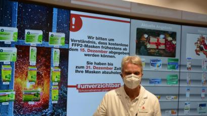 Bild: rti
Das Bild entstand im Dezember. Damals hatte es für über 60-Jährige und Risikogruppen erstmals kostenlose FFP2-Masken gegeben. Christian Züllich hatte in seiner Apotheke in Tirschenreuth auf einer Videowand eigens einen Hinweis eingerichtet, um seine Kunden direkt zu informieren