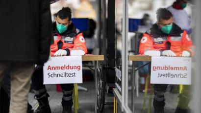 Bild: Tom Weller/dpa
Modell Tübingen als Vorbild: Schlangestehen für einen Schnelltest in der Tübinger Innenstadt. Mit dem Modellprojekt «Öffnen mit Sicherheit» will die Intiatorin, die Tübinger Notärztin Federle, den Menschen während der Pandemie mehr Möglichkeiten eröffnen.
