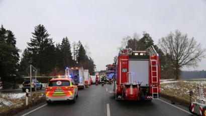 Bild: Roland Wellenhoefer
Viele Einsatzkräfte eilten zum Unfallort. Die beiden Fahrer mussten aus ihren Fahrzeugen befreit werden.
