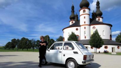Bild: ubb
Geschafft! Susanne Neumann ist mit ihrem auf Vordermann gebrachten Fiat 126 bereits mehrmals ausgefahren und hat dabei auch den Kapplberg bewältigt. Das Auto hatte ihr Opa Max Sommer im Jahr 1973 neu gekauft.