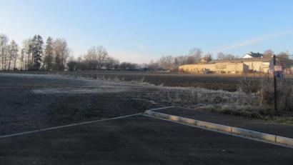 Bild: kgg
In der Verlängerung der Straße "Zur ehemaligen Porzellanfabrik" soll das Gewerbegebiet zwischen der Mitterteicher Straße und der früheren Bahnlinie erweitert werden. Der Stadtrat stellte am Montag die Weichen für die Aufstellung des Bebauungsplanes.