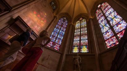 Bild: Oliver Dietze/dpa
Mitte September wurden wurden die drei von dem Künstler Gerhard Richter gestalteten Chorfenster der Abteikirche Tholey erstmals der Öffentlichkeit präsentiert. Das mundgeblasene Glas wurde in traditioneller handwerklicher Fertigung in der Glashütte Lamberts in Waldsassen hergestellt.