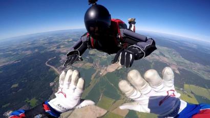 Bild: Martin Cabal/Skydive Team Oberpfalz
Daniel Reinls Leidenschaft ist das Fallschirmspringen. Es ist ein Hobby, das nicht unbedingt alltäglich ist.