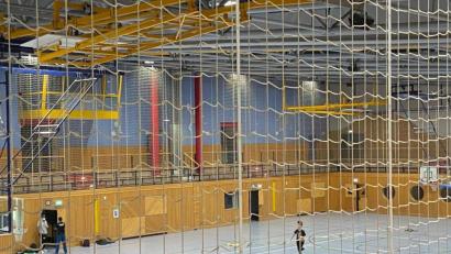 Bild: ass
Zwei junge Damen beim abendlichen Training in der Trimax-Halle. Tatsächlich gehören sie dem Basketball-Kader an und dürfen das von daher.
