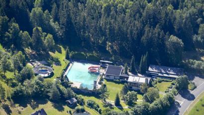 Bild: mür
Auch wenn heuer coronabedingt kein Badebetrieb im Freibad Altglashütte stattfinden konnte, hatte der Förderverein dennoch viel Arbeit mit der Pflege des Geländes.