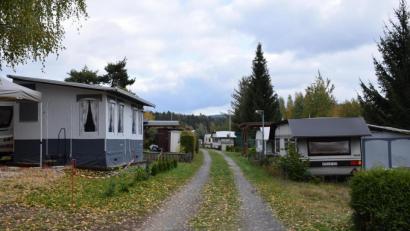 Bild: szl
In einem halben Jahr soll die Wohnwagensiedlung der Dauercamper am Campingplatz in Plößberg aufgelöst sein. Der Zeitraum bis 31. März 2021 ist den Stellplatzmietern zu kurz, besonders im Hinblick auf die Wintermonate.