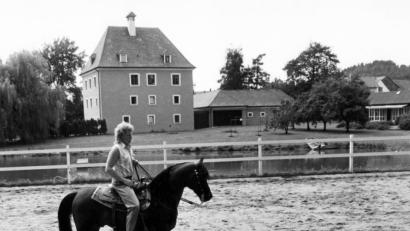 Bild: Fritz Hofmann/exb
Abseits der Bühne und der Glamour-Welt galt Peter Hofmann als ganz normaler Typ, der Pferde wahnsinnig liebte und viel Zeit auf der Koppel bei Schloss Schönreuth verbrachte. Mit den Pferdestärken seiner Harley war er auch immer wieder im Kemnather Land unterwegs.