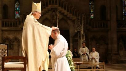 Bild: Jakob Schötz /exb
Bischof Rudolf weiht Martin Schraml durch Gebet und Handauflegung