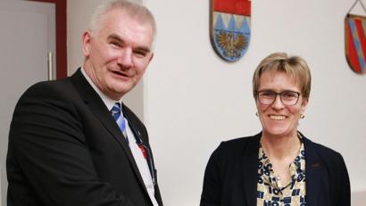 Archivbild: nza
Da passte noch alles: Uli Roth gratulierte Marion Höcht im März zu ihrem Wahlsieg bei den Kommunalwahlen.