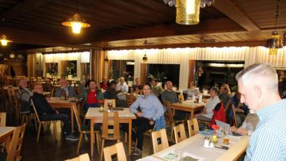 Bild: kro
Die Jahreshauptversammlung des Förderkreises Skilanglaufzentrum Silberhütte im Gasthaus Blei in Altglashütte war gut besucht. Die Teilnehmer konnten die Hygiene- und Abstandsregeln problemlos einhalten.