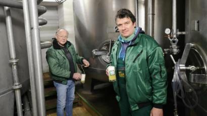Bild: lnz
Brauerei-Geschäftsführer Michael Hösl (links) und Jens Tschinkl (Leiter Abfüllung) testen bei einer Zwicklprobe eine kleine Menge der neuen Sorte „Mein Helles“.