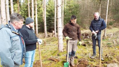 Bild: Klaus Högl
Jungunternehmer und Gewerbebau-Chef Karlheinz Brandelik (links) waren bei der Baumpflanzaktion dabei.