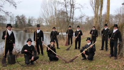 Bild: kro
Eine Kaminkehrerin und zehn Kaminkehrer wünschen für 2021 viel Glück und Erfolg. Unser Bild zeigt (kniend, von links) Manuel Gleißner, Kathrin Plommer und Werner Vogel sowie (stehend; von links) Christoph Schmid, Marco Gmeiner, Manfred Fehr, Bernhard Wegmann, Hans-Peter Schärl, Florian Heldwein, Mario Schön und Mario Weiß. Für das Foto haben sie ihren weißen Mund-Nase-Schutz kurz heruntergezogen.