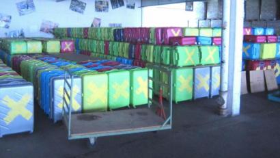 Bild: Holger Schmidt/exb
Kofferfabrik Bermas Erbendorf: Bereits 7000 Koffer hat die Firma Bermas aus Erbendorf schon nach Berlin zum noch nicht fertig gestellten Flughafen BER geschickt.