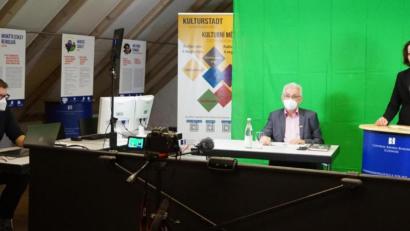 Bild: eib
CeBB-Leiterin Veronika Hofinger und Karl Reitmeier, Mitautor von "Achtung Grenze!", bei der Lesung im CeBB-Onlinestudio. Verantwortlich für die technische Organisation war Mitarbeiter David Vereš.