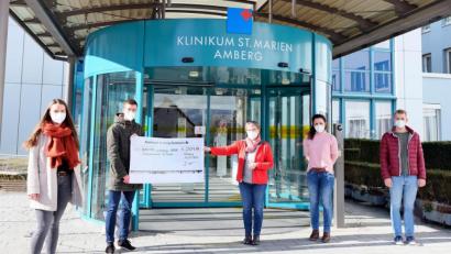 Bild: Klinikum/Borchers
Die Initiatoren der Lauf-Challenge bei der Übergabe der Spende an das Kinderpalliativteam Ostbayern. Im Bild (von links) zwei der Initiatoren, Luisa Doleschal und Jonas Grundler, Lydia Moosburger und Christina Neiß vom Kinderpalliativteam sowie Dominik Weiß, ebenfalls Initiator.