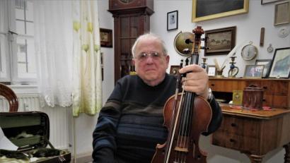 Bild: ubb
Attlia Kubinyi erzählt auch viel von seiner Kindheit in Ungarn, wo er in einer Musikerfamilie aufgewachsen ist und im Alter von neun Jahren die Geige erlernte.