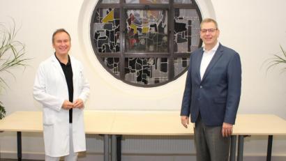 Bild: Eva-Maria Rauch/Kliniken Nordoberpfalz AG/exb
Dr. Thomas Neubauer-Gartzke (links) wird ab 1. Januar zusätzlich zu seiner Chefarzt-Tätigkeit am Klinikum Weiden auch Chefarzt der Klinik für Unfallchirurgie, Orthopädie, Handchirurgie und Sportmedizin am Krankenhaus Tirschenreuth. Vorstand Dr. Thomas Egginger sieht darin einen wichtigen Schritt für den gesamten Klinikverbund.