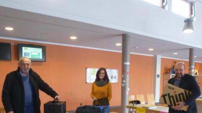 Bild: bk
„Wir haben uns erheblich weiterentwickelt und wollen mit einem digitalen Klassenzimmer neue Wege gehen“ sagt Rektor Günther Paul, der mit Systembetreuerin Christina Paul und Bürgermeister Ludwig Biller (von rechts) die neue digitale Ausstattung präsentiert.