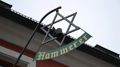 Archivbild: szl
Bei Bernd Gleißner vom "Hammerer Zoigl" in Tirschenreuth klingelt am Donnerstag ständig das Telefon. Seine Gäste haben Angst, sich in seiner Zoiglstube mit dem Coronavirus anzustecken. Dabei gibt es für ihn und das Gesundheitsamt keinen Grund zur Sorge.