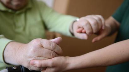 Symbolbild: Jens Kalaene/dpa
Helfende Hände sind bei Pflegebedarf oft über Nacht gefragt. Der Landkreis will das Beratungssystem mit „Lotsen“ auf Gemeindebasis ausbauen.