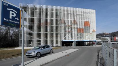 Bild: Wolfgang Steinbacher
Wer in St. Marien arbeitet und sein Auto im Parkdeck an der Marienstraße abstellt, muss ab April zehn Euro mehr pro Monat bezahlen.