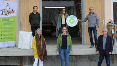 Bild: Ikom Stiftland/exb
Zum Auftakt ihrer Kooperation trafen sich die Projektmanagerinnen Barbara Ströll, Lisa Hertel (unten von links) und Cornelia Strigl (oben Mitte) mit dem Regiothek-Gründer Alexander Treml (oben links) und Bürgermeister Robert Lindner (unten rechts) bei Gerald Meierhöfer (oben rechts) an der Gailertsreuther Mühle in Floß.