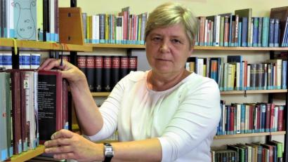 Bild: ubb
Cornelia Kolzenburg, Leiterin der Stadtbücherei Tirschenreuth, findet es schade, dass es während der Corona-Pandemie wenig gesellig in der Bücherei zugeht. Mit den aktuell steigenden Infektionszahlen werden auch die Besucher wieder weniger, beobachtet sie. Dafür werde die Online-Ausleihe stärker genutzt.