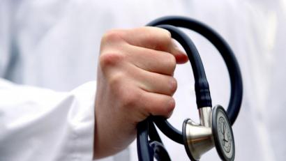 Symbolbild: Bild: Rolf Vennenbernd/dpa 
Gut zwei Monate lang behandelte ein falscher Mediziner im Kemnather Krankenhaus Patienten. Weil dies für die Betroffenen ohne gravierende gesundheitliche Folgen blieb, sieht die Staatsanwaltschaft Weiden aufgrund einer bereits erfolgten Verurteilung in Kassel von einem weiteren Verfahren ab.