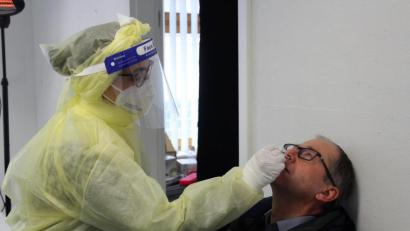 Bild: stg
Auch Bürgermeister Roman Schäffler ließ sich am Dienstag testen. Bereits am Montagabend hatte er im Kemnather Stadtrat die Kurzfristigkeit der an sich sinnvollen Aktion kritisiert.