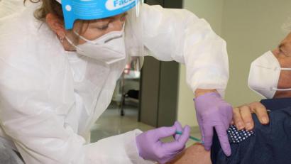 Bild: Sven Lehner/exb
Impfzentrum-Mitarbeiterin und Krankenschwester Silvia Schnell setzt die Spritze zur Corona-Impfung.