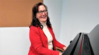 Bild: ubb
Mit einem herzlichen Lachen erzählt Carol Bischoff aus ihrem Leben als Gesangslehrerin. Damit ist es bald vorbei: In wenigen Wochen wird sie nur noch draußen bei der Gartenarbeit singen.