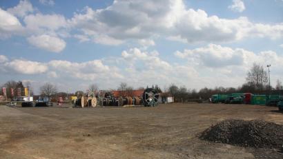 Bild: wro
Aktuell liegt die Fläche an der Egerstraße nahe des Schulsportzentrums weitgehend brach und wird als Lagerplatz genutzt. Hier sollen eine Norma-Filiale und weitere Fachmärkte errichtet werden.