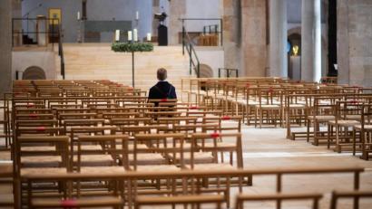 Bild: Julian Stratenschulte
Nur so gibt es kein Ansteckungsrisiko in der Kirche