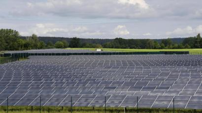 Bild: Petra Hartl
Im Sulzbach-Rosenberger Stadtgebiet sollen möglichst alle Flächen überprüft werden, die sich für eine PV-Freiflächenanlage (im Bild eine Photovoltaikanlage bei Ammersricht an der B 299) eignen könnten. Damit soll der Klimaschutz in der Region entscheidend vorangebracht werden.